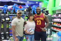 Sharks rugby star meets fans at Toys R Us Gateway